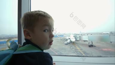 男孩窗口指出飞机